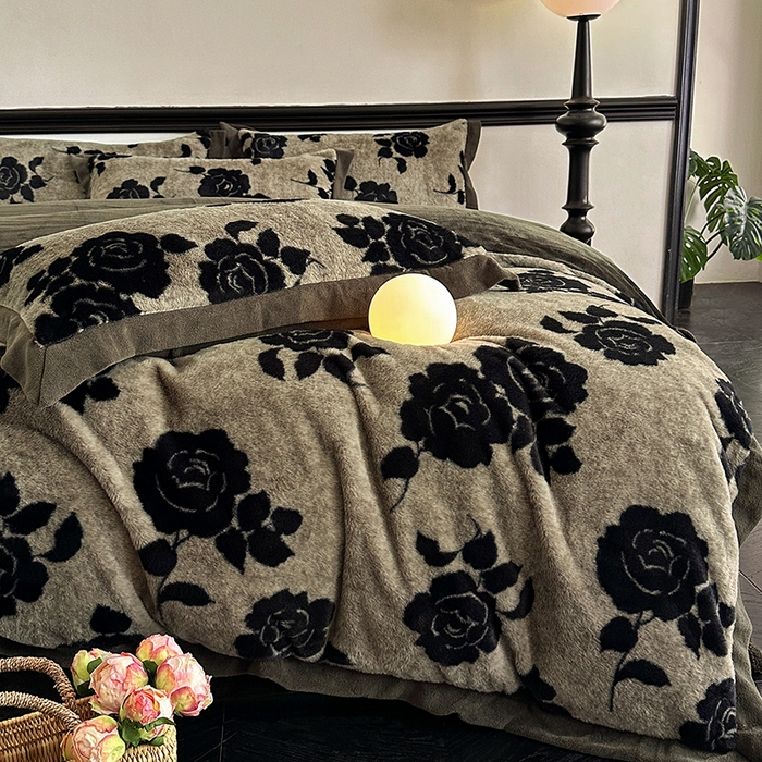 91家纺网 家纺一手货源 找家纺 绒世界 2025秋冬新款丹麦绒宽边牛奶绒四件套 宽边兔绒-绽放-灰