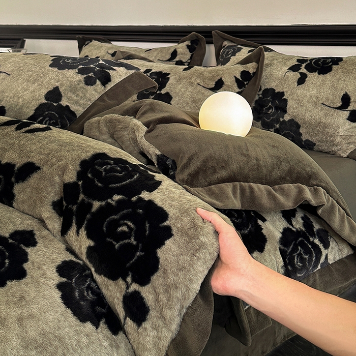 91家纺网 家纺一手货源 找家纺 绒世界 2025秋冬新款丹麦绒宽边牛奶绒四件套 宽边兔绒-绽放-灰