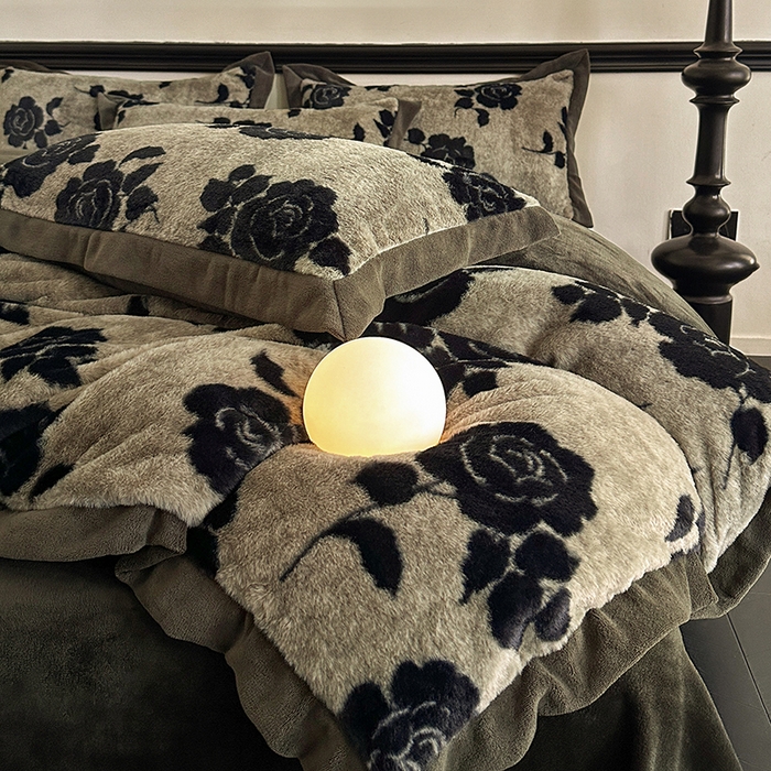 91家纺网 家纺一手货源 找家纺 绒世界 2025秋冬新款丹麦绒宽边牛奶绒四件套 宽边兔绒-绽放-灰