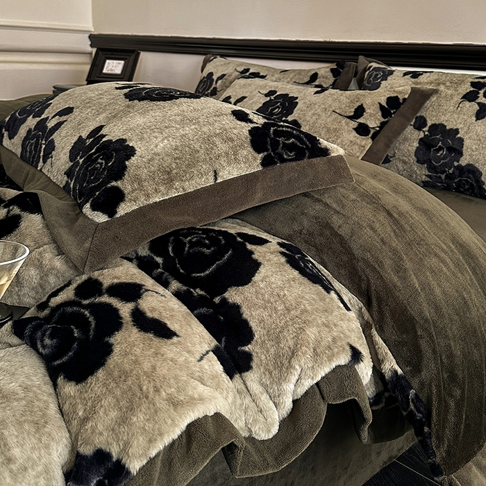 91家纺网 家纺一手货源 找家纺 绒世界 2025秋冬新款丹麦绒宽边牛奶绒四件套 宽边兔绒-绽放-灰