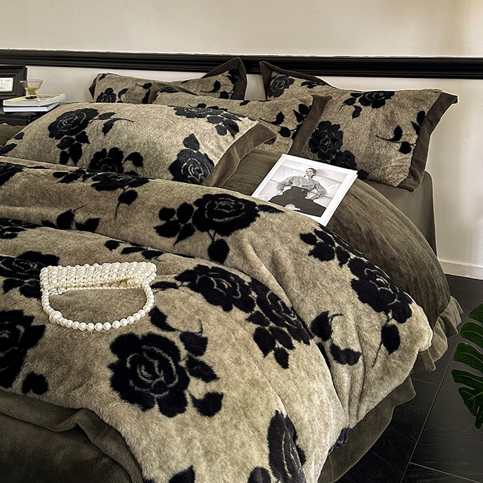 91家纺网 家纺一手货源 找家纺 绒世界 2025秋冬新款丹麦绒宽边牛奶绒四件套 宽边兔绒-绽放-灰