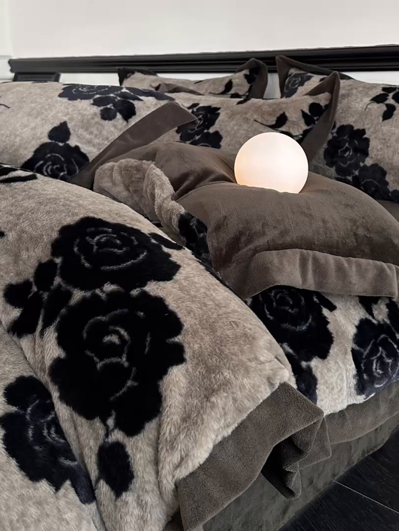 91家纺网 家纺一手货源 找家纺 绒世界 2025秋冬新款丹麦绒宽边牛奶绒四件套 宽边兔绒-绽放-灰