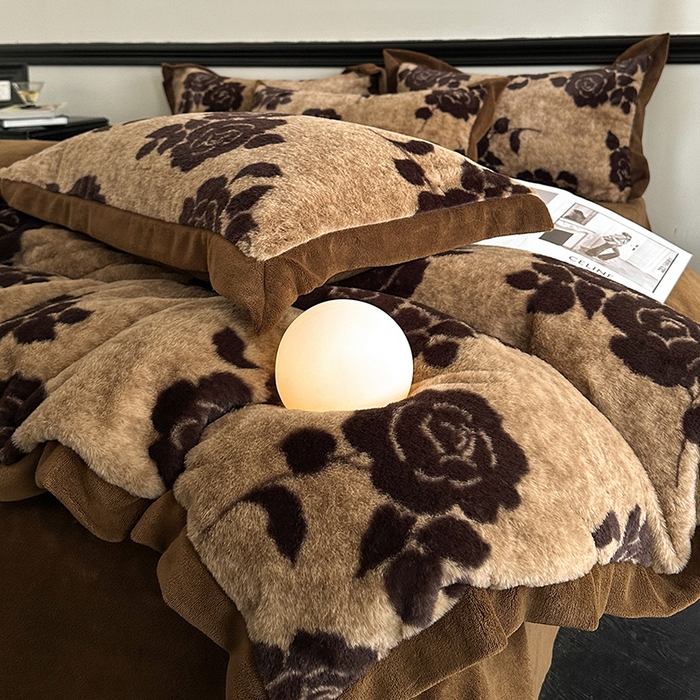 91家纺网 家纺一手货源 找家纺 绒世界 2025秋冬新款丹麦绒宽边牛奶绒四件套 宽边兔绒-绽放-咖