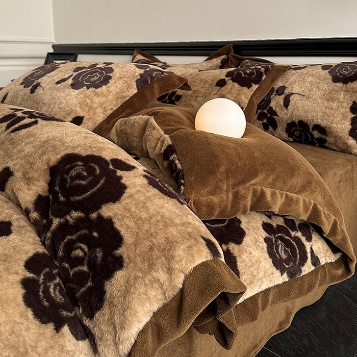 91家纺网 家纺一手货源 找家纺 绒世界 2025秋冬新款丹麦绒宽边牛奶绒四件套 宽边兔绒-绽放-咖