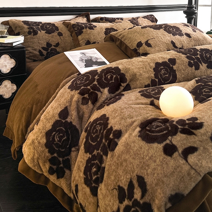 91家纺网 家纺一手货源 找家纺 绒世界 2025秋冬新款丹麦绒宽边牛奶绒四件套 宽边兔绒-绽放-咖