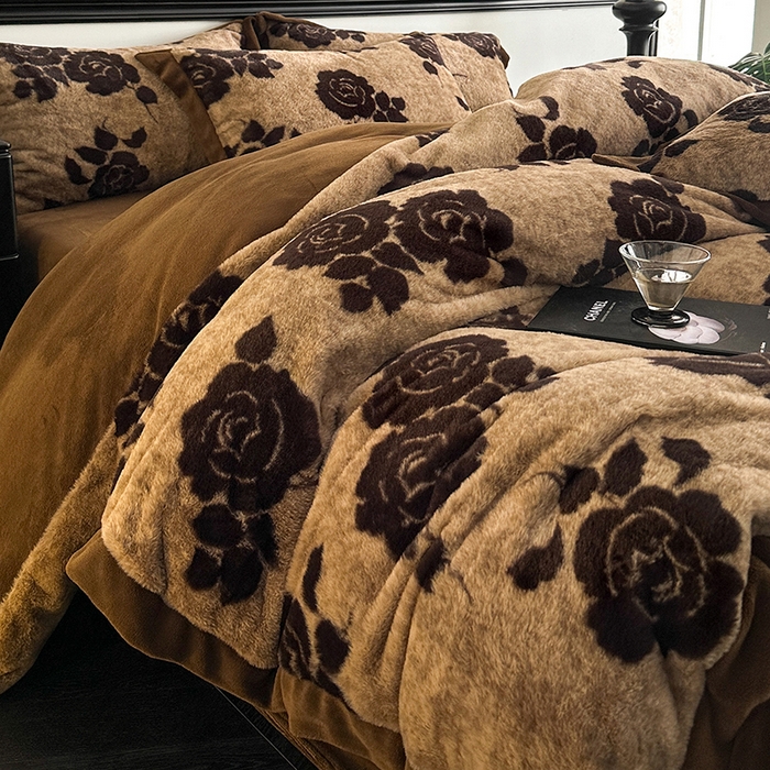 91家纺网 家纺一手货源 找家纺 绒世界 2025秋冬新款丹麦绒宽边牛奶绒四件套 宽边兔绒-绽放-咖