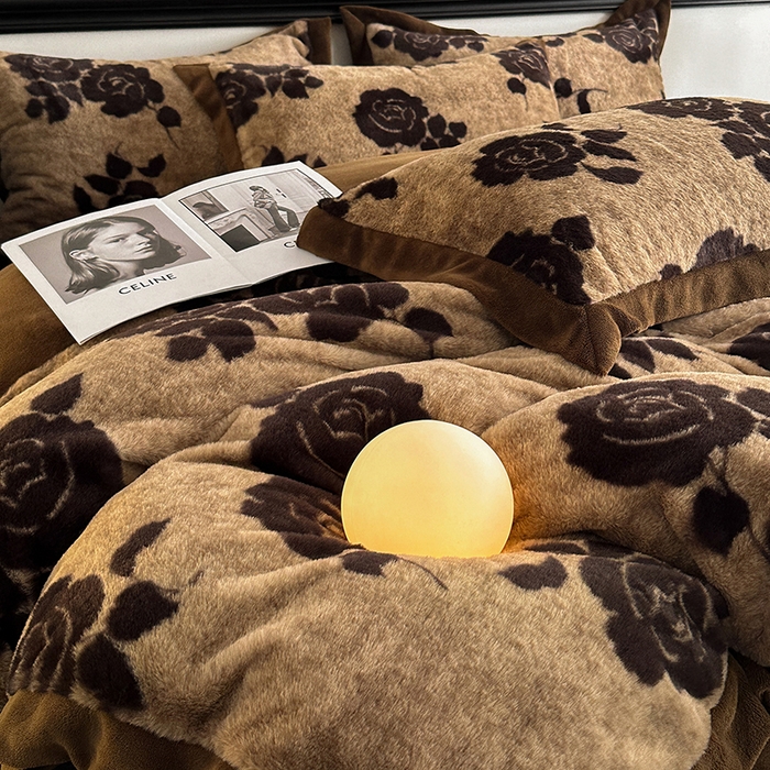 91家纺网 家纺一手货源 找家纺 绒世界 2025秋冬新款丹麦绒宽边牛奶绒四件套 宽边兔绒-绽放-咖