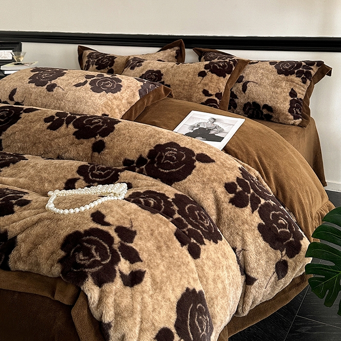 91家纺网 家纺一手货源 找家纺 绒世界 2025秋冬新款丹麦绒宽边牛奶绒四件套 宽边兔绒-绽放-咖