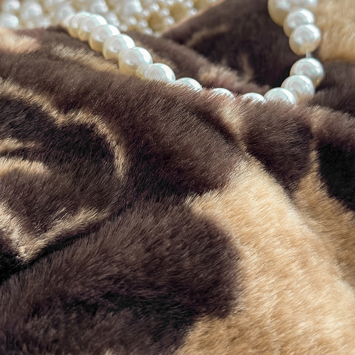 91家纺网 家纺一手货源 找家纺 绒世界 2025秋冬新款丹麦绒宽边牛奶绒四件套 宽边兔绒-绽放-咖