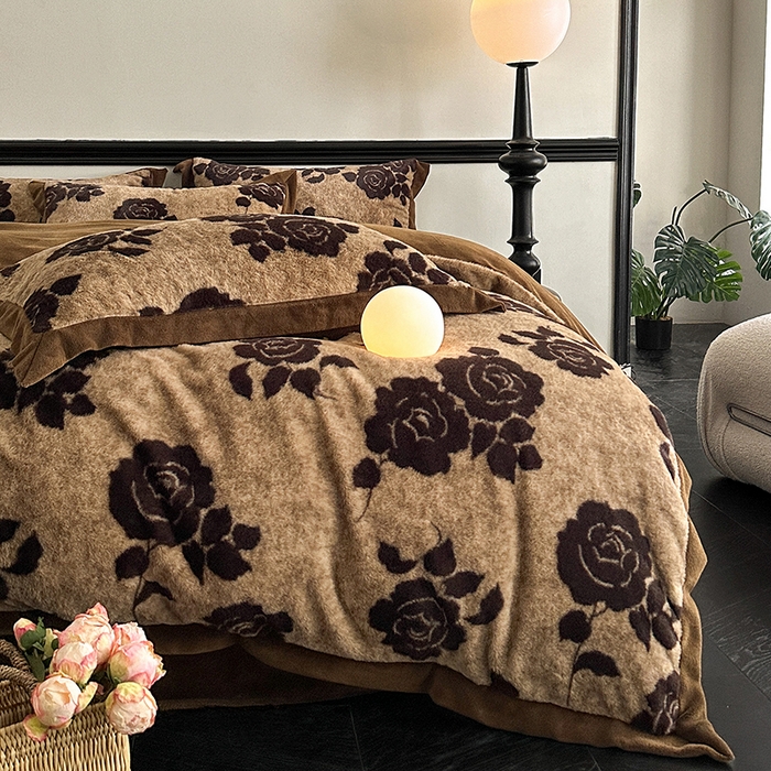 91家纺网 家纺一手货源 找家纺 绒世界 2025秋冬新款丹麦绒宽边牛奶绒四件套 宽边兔绒-绽放-咖