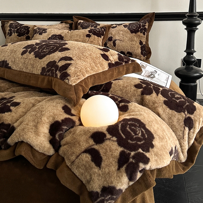 91家纺网 家纺一手货源 找家纺 绒世界 2025秋冬新款丹麦绒宽边牛奶绒四件套 宽边兔绒-绽放-咖