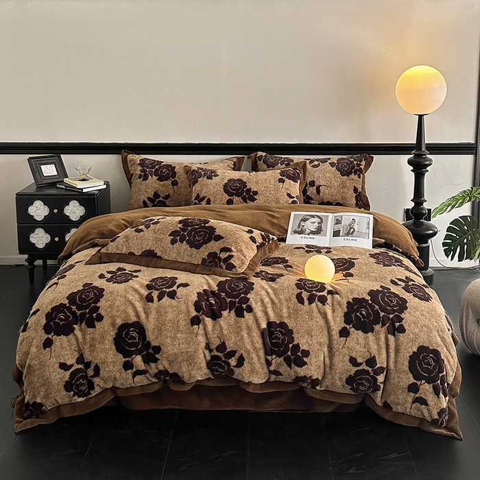 91家纺网 家纺一手货源 找家纺 绒世界 2025秋冬新款丹麦绒宽边牛奶绒四件套 宽边兔绒-绽放-咖