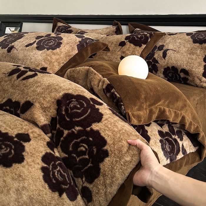 91家纺网 家纺一手货源 找家纺 绒世界 2025秋冬新款丹麦绒宽边牛奶绒四件套 宽边兔绒-绽放-咖