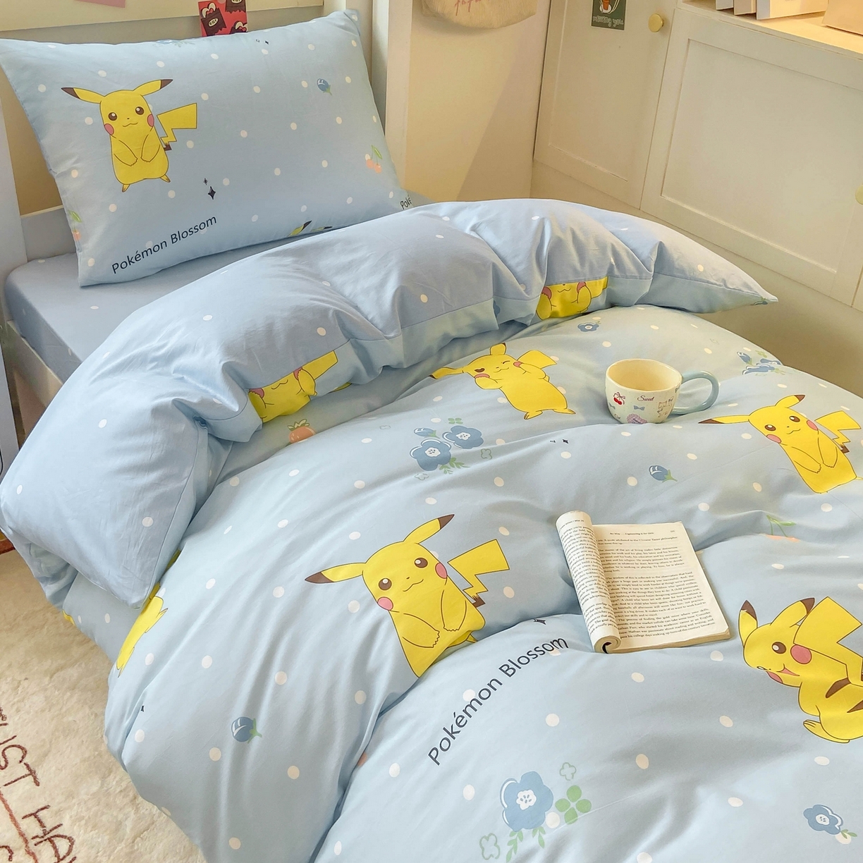 91家纺网 家纺一手货源 找家纺 博雅 2025新款宝可梦皮卡丘正版授权上下铺套件 蓝色点点皮卡丘