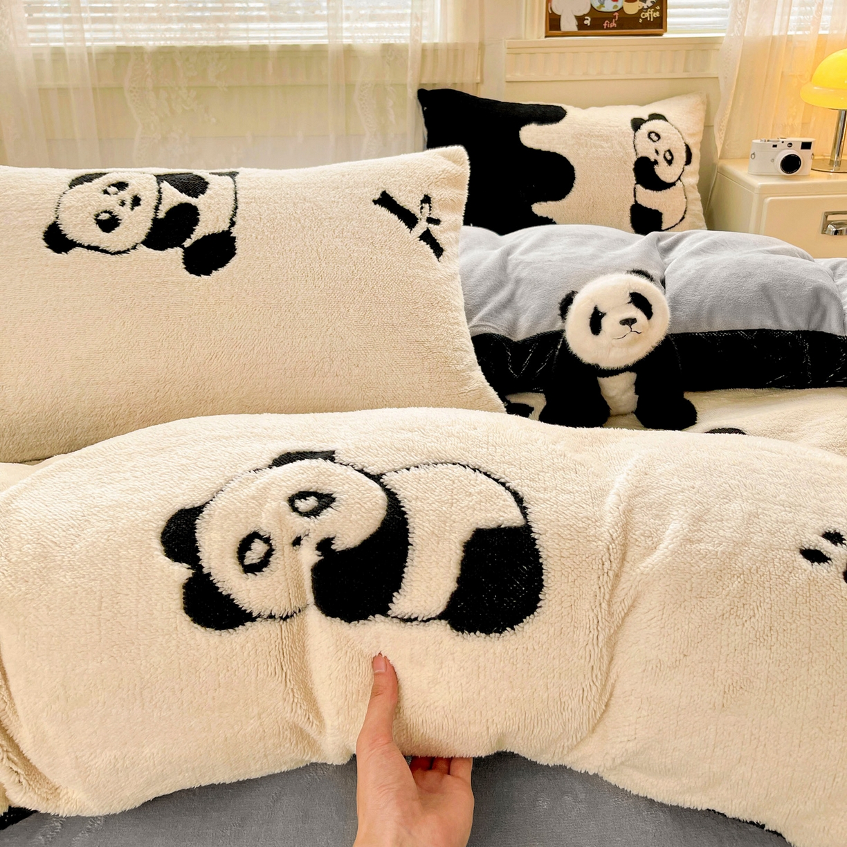 91家纺网 家纺一手货源 找家纺 梦之岛 2025新款高克重阳离子大提花印花牛奶绒四件套 小熊猫