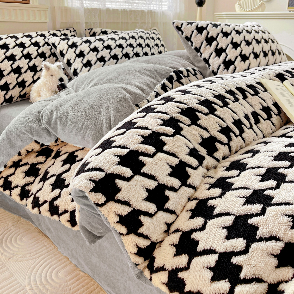 91家纺网 家纺一手货源 找家纺 梦之岛 2025新款高克重阳离子大提花印花牛奶绒四件套 千鸟格