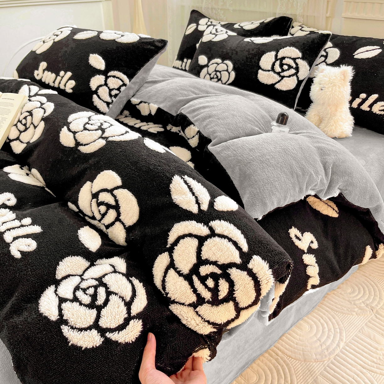 91家纺网 家纺一手货源 找家纺 梦之岛 2025新款高克重阳离子大提花印花牛奶绒四件套 山茶花