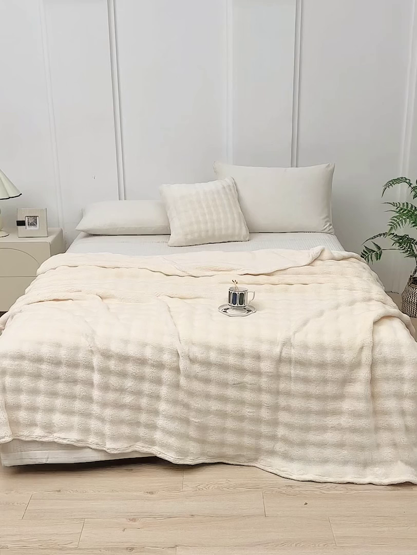 91家纺网 家纺一手货源 找家纺 悦织湾家纺 2025新款仿兔毛绒托斯仿兔毛绒毛毯纯色印花牛奶绒休闲盖毯午睡小毯子 炫彩米白