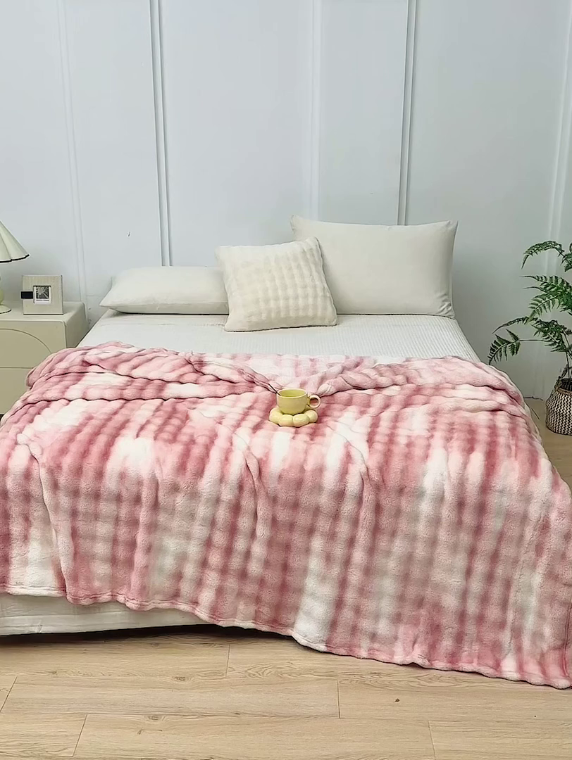 91家纺网 家纺一手货源 找家纺 悦织湾家纺 2025新款仿兔毛绒托斯仿兔毛绒毛毯纯色印花牛奶绒休闲盖毯午睡小毯子 炫彩嫩粉