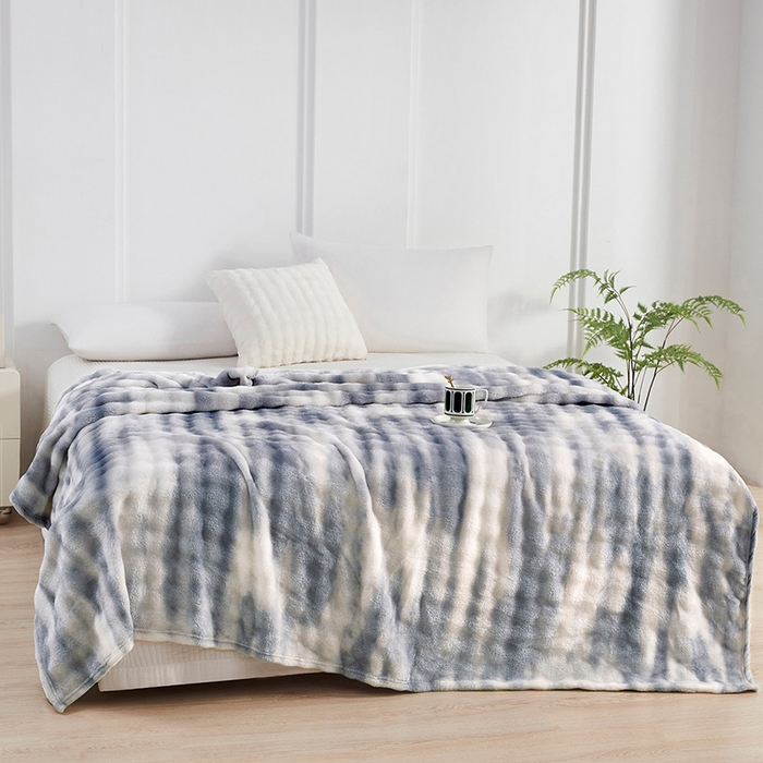 91家纺网 家纺一手货源 找家纺 悦织湾家纺 2025新款仿兔毛绒托斯仿兔毛绒毛毯纯色印花牛奶绒休闲盖毯午睡小毯子 炫彩浅蓝