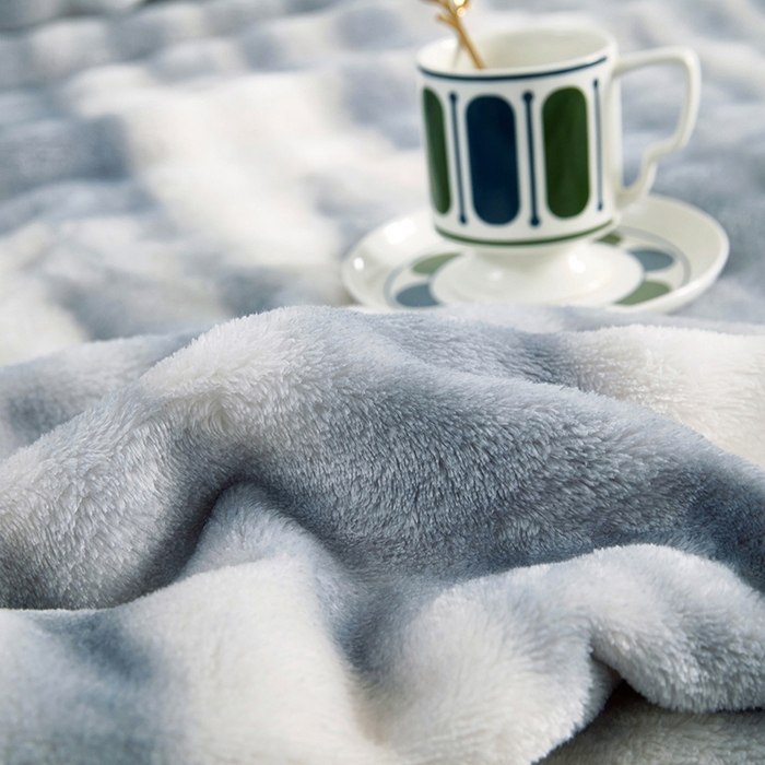 91家纺网 家纺一手货源 找家纺 悦织湾家纺 2025新款仿兔毛绒托斯仿兔毛绒毛毯纯色印花牛奶绒休闲盖毯午睡小毯子 炫彩浅蓝