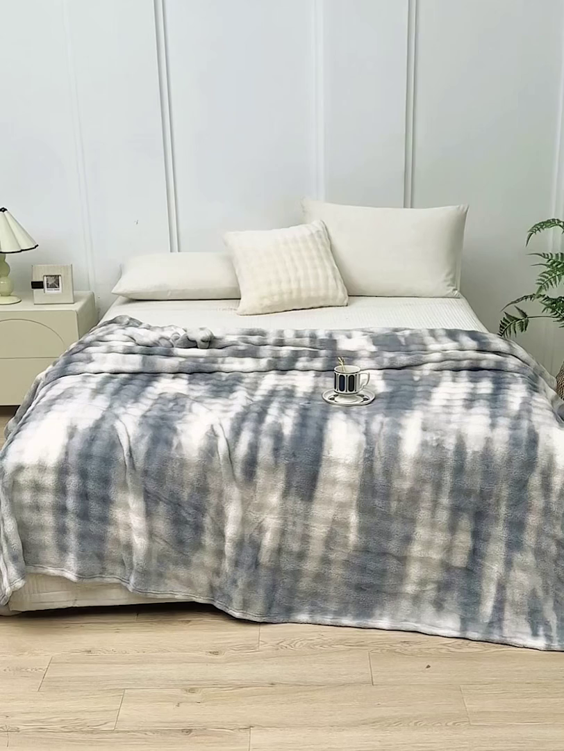 91家纺网 家纺一手货源 找家纺 悦织湾家纺 2025新款仿兔毛绒托斯仿兔毛绒毛毯纯色印花牛奶绒休闲盖毯午睡小毯子 炫彩浅蓝