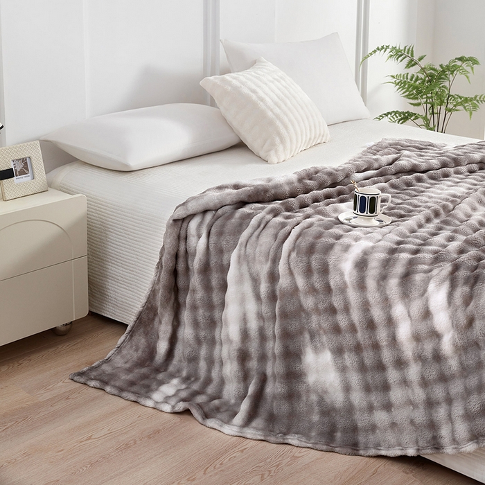 91家纺网 家纺一手货源 找家纺 悦织湾家纺 2025新款仿兔毛绒托斯仿兔毛绒毛毯纯色印花牛奶绒休闲盖毯午睡小毯子 炫彩深灰