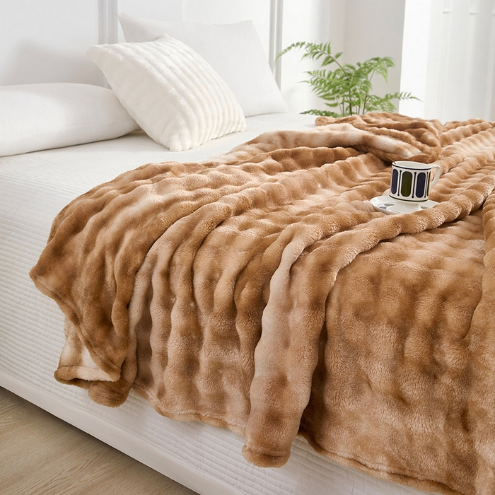 91家纺网 家纺一手货源 找家纺 悦织湾家纺 2025新款仿兔毛绒托斯仿兔毛绒毛毯纯色印花牛奶绒休闲盖毯午睡小毯子 炫彩深咖