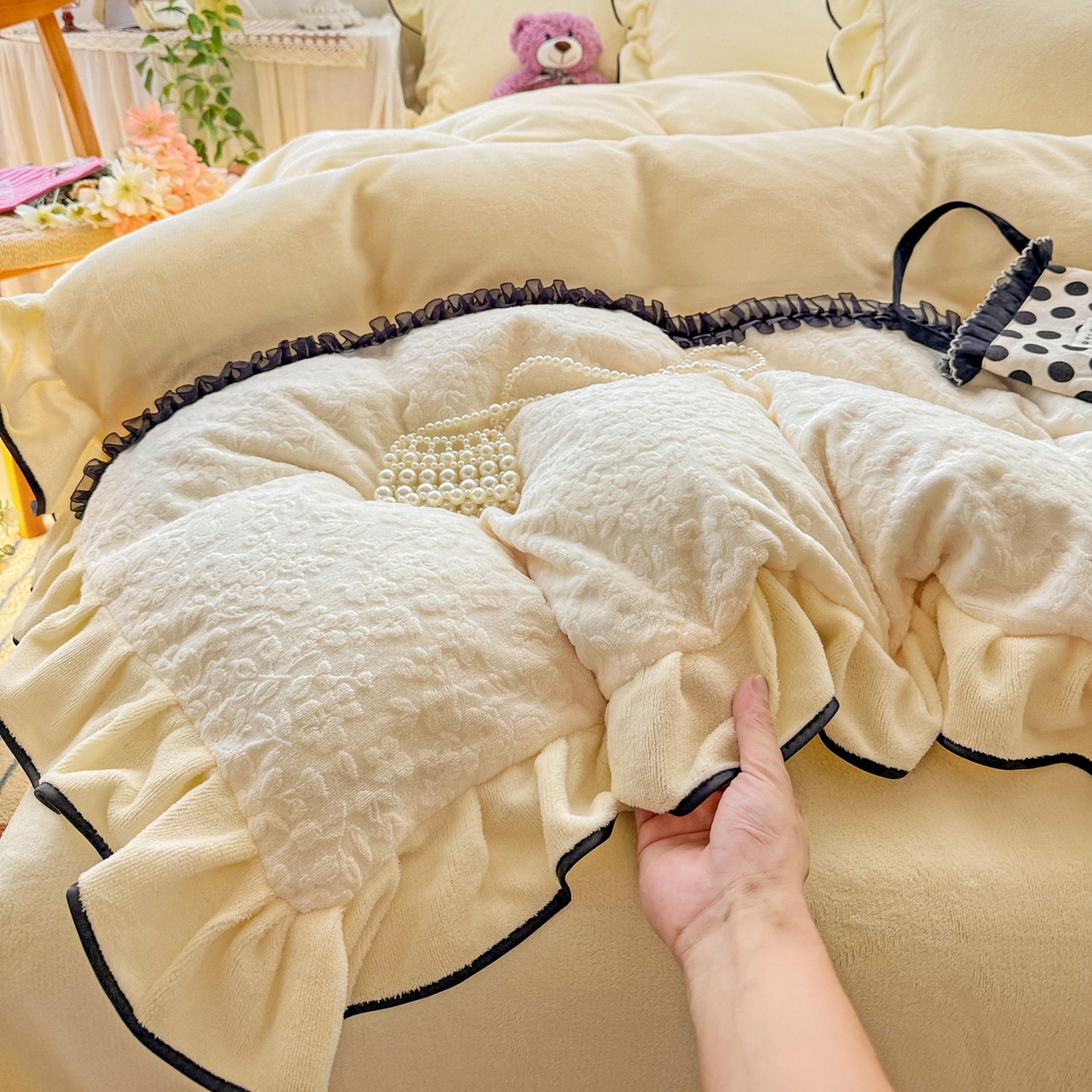 91家纺网 家纺一手货源 找家纺 梦之岛 2025新款韩版双拼提花牛奶绒四件套-秘密花园 甜蜜花园-奶白