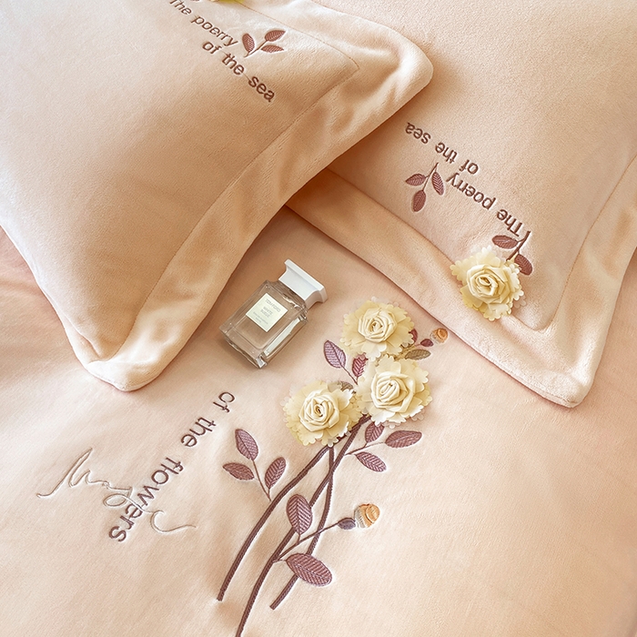 91家纺网 家纺一手货源 找家纺 席之家 2025新款刺绣牛奶绒四件套 花语-卡其玉