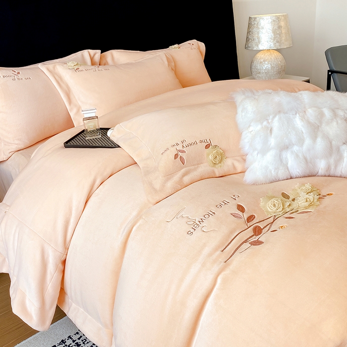 91家纺网 家纺一手货源 找家纺 席之家 2025新款刺绣牛奶绒四件套 花语-卡其玉