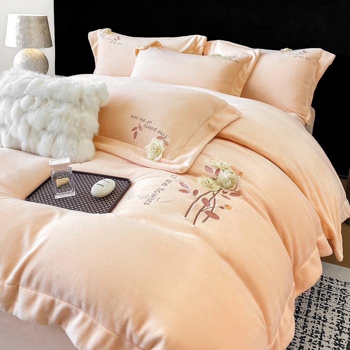 91家纺网 家纺一手货源 找家纺 席之家 2025新款刺绣牛奶绒四件套 花语-卡其玉