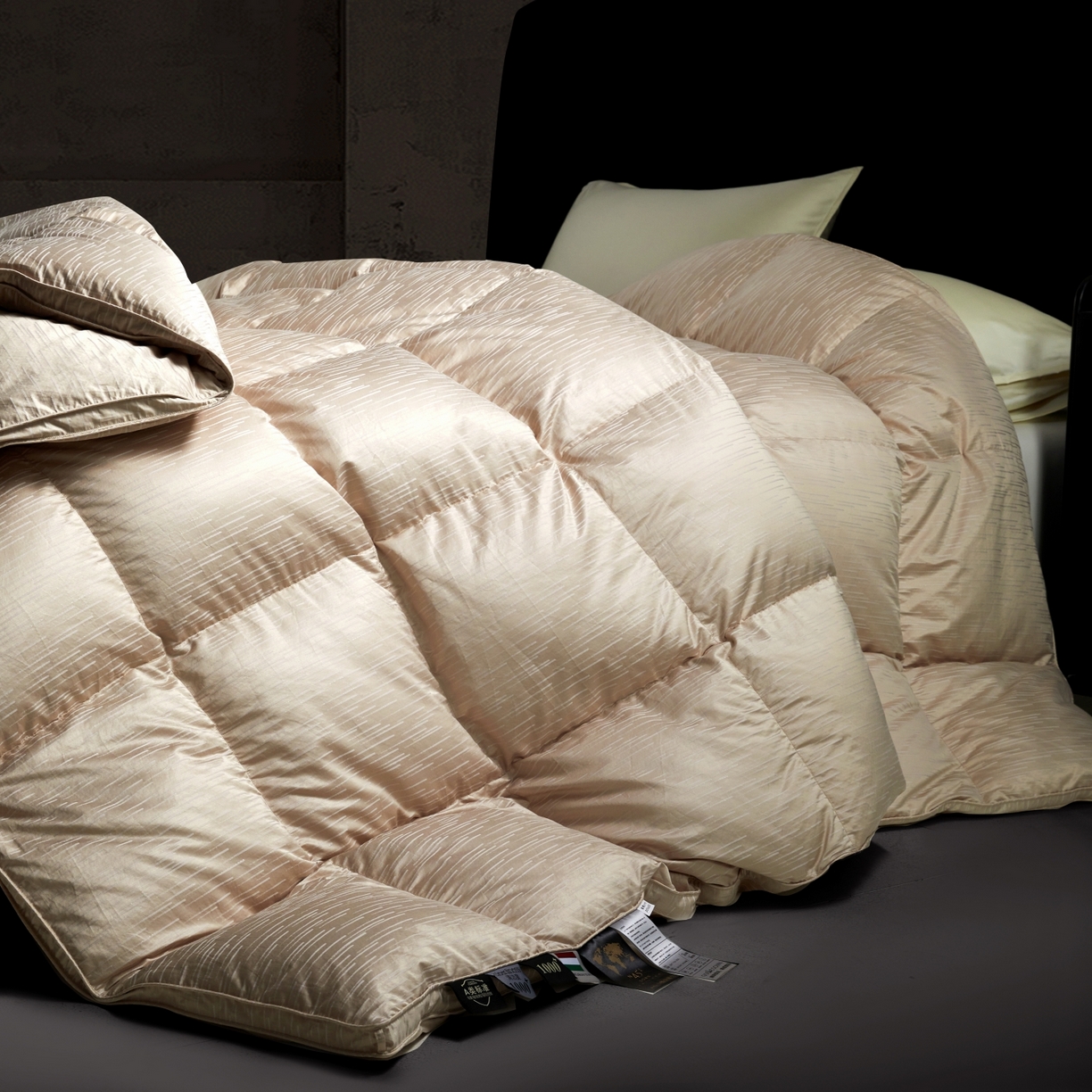 91家纺网 家纺一手货源 找家纺 华盛羽绒被壳 2025新款金丝银线羽绒被婚庆羽绒被羽绒被壳 金银丝金色