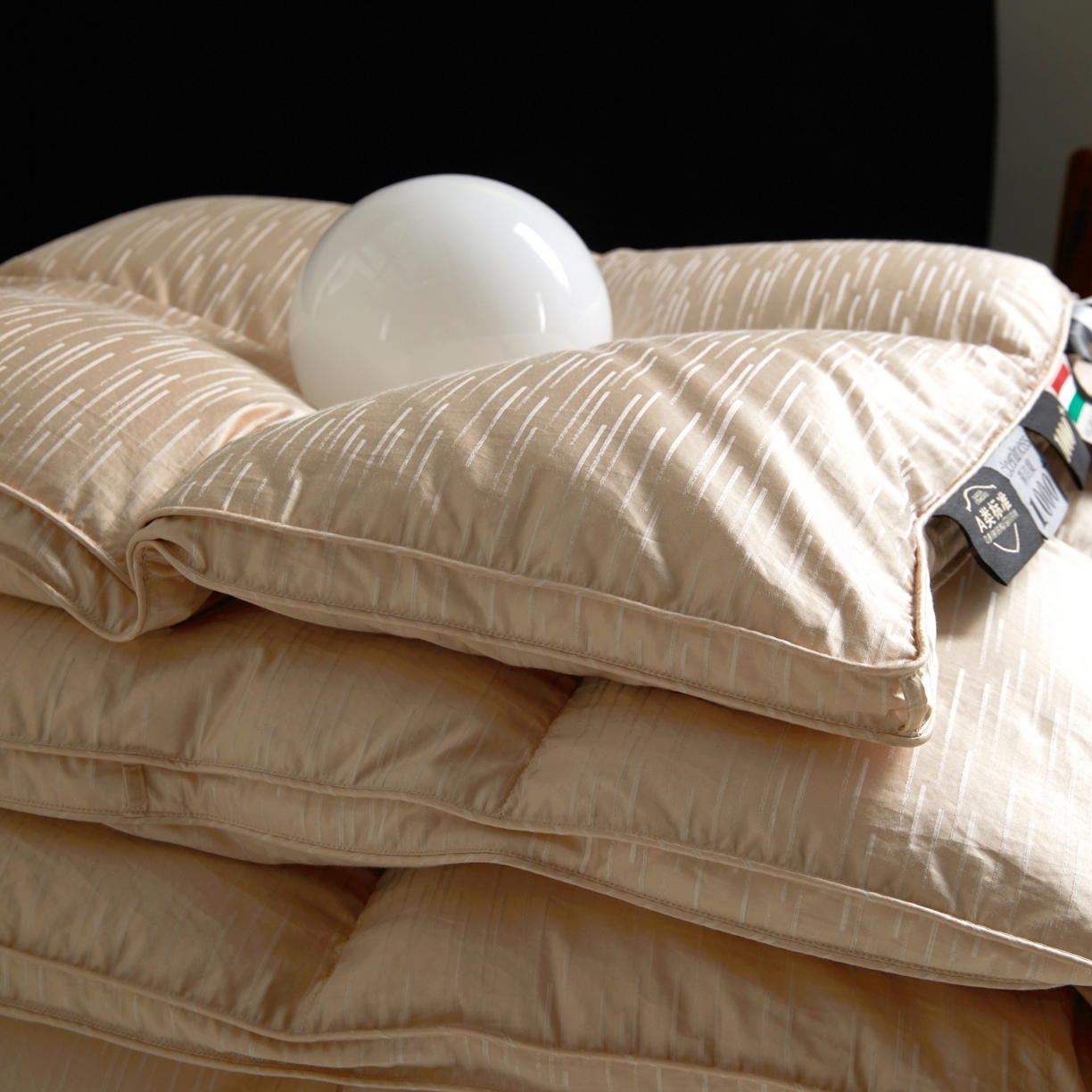 91家纺网 家纺一手货源 找家纺 华盛羽绒被壳 2025新款金丝银线羽绒被婚庆羽绒被羽绒被壳 金银丝金色