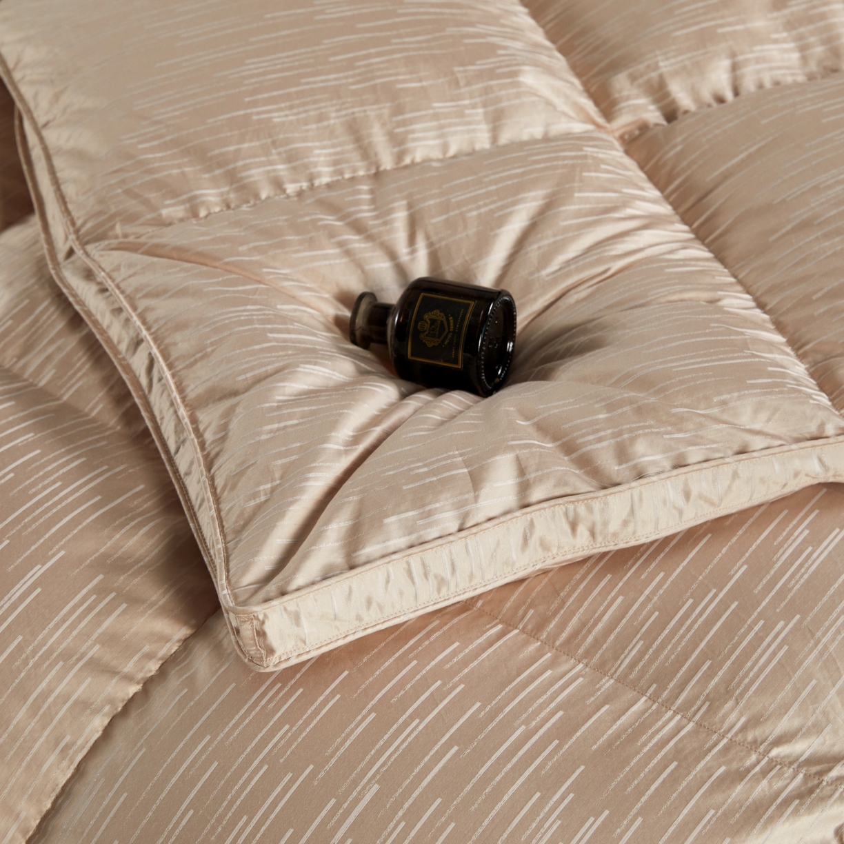 91家纺网 家纺一手货源 找家纺 华盛羽绒被壳 2025新款金丝银线羽绒被婚庆羽绒被羽绒被壳 金银丝金色