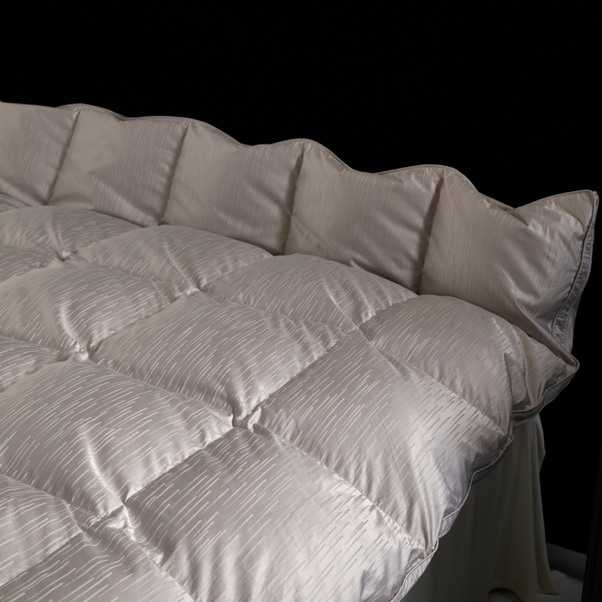 91家纺网 家纺一手货源 找家纺 华盛羽绒被壳 2025新款金丝银线羽绒被婚庆羽绒被羽绒被壳 金银丝灰色