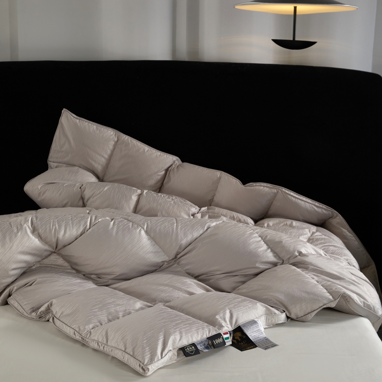 91家纺网 家纺一手货源 找家纺 御眠纺羽绒被壳 2025新款金丝银线羽绒被婚庆羽绒被羽绒被壳 金银丝灰色