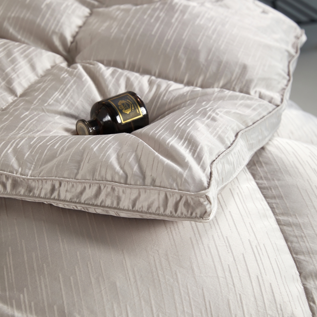 91家纺网 家纺一手货源 找家纺 御眠纺羽绒被壳 2025新款金丝银线羽绒被婚庆羽绒被羽绒被壳 金银丝灰色