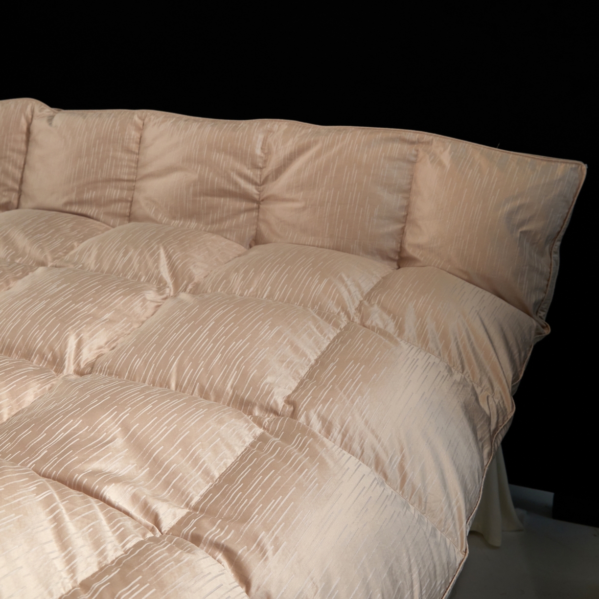 91家纺网 家纺一手货源 找家纺 御眠纺羽绒被壳 2025新款金丝银线羽绒被婚庆羽绒被羽绒被壳 金银丝金色