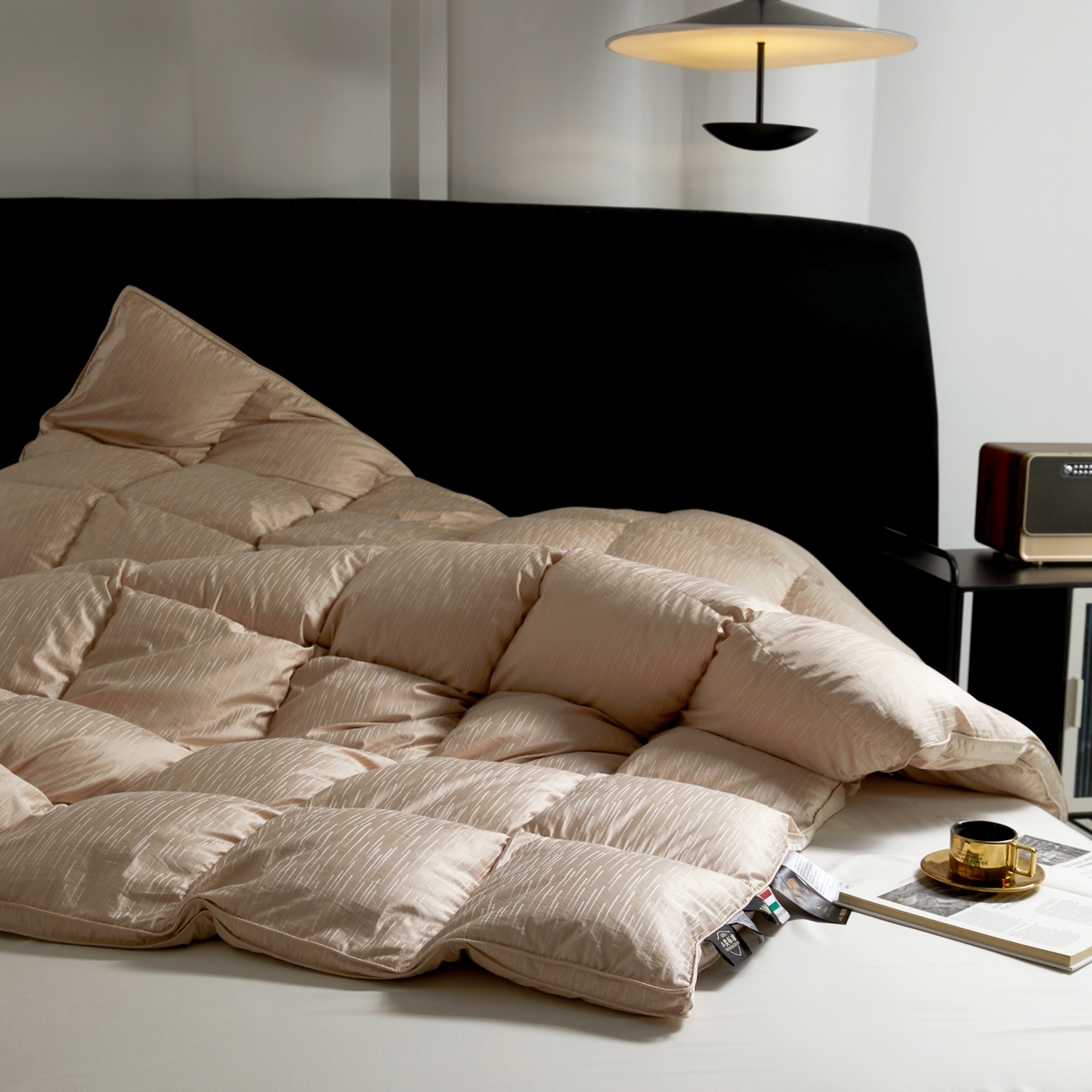 91家纺网 家纺一手货源 找家纺 御眠纺羽绒被壳 2025新款金丝银线羽绒被婚庆羽绒被羽绒被壳 金银丝金色