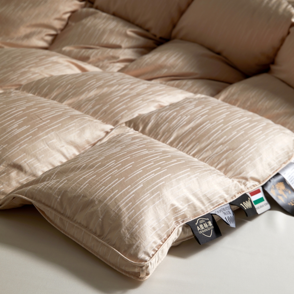 91家纺网 家纺一手货源 找家纺 御眠纺羽绒被壳 2025新款金丝银线羽绒被婚庆羽绒被羽绒被壳 金银丝金色