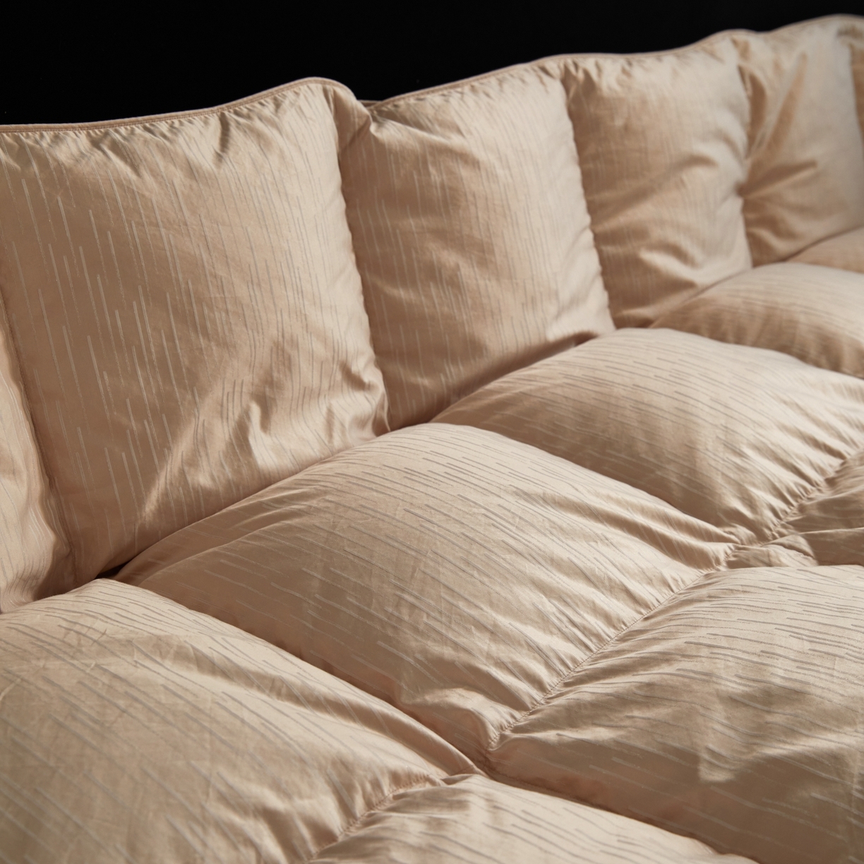 91家纺网 家纺一手货源 找家纺 御眠纺羽绒被壳 2025新款金丝银线羽绒被婚庆羽绒被羽绒被壳 金银丝金色