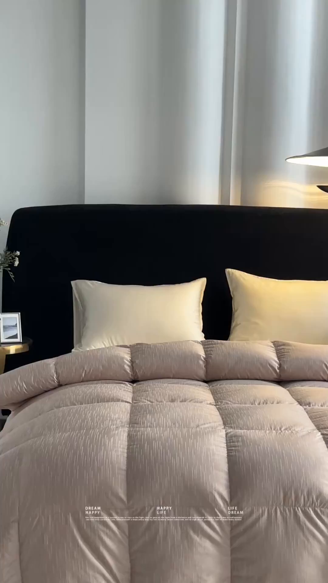 91家纺网 家纺一手货源 找家纺 御眠纺羽绒被壳 2025新款金丝银线羽绒被婚庆羽绒被羽绒被壳 金银丝金色