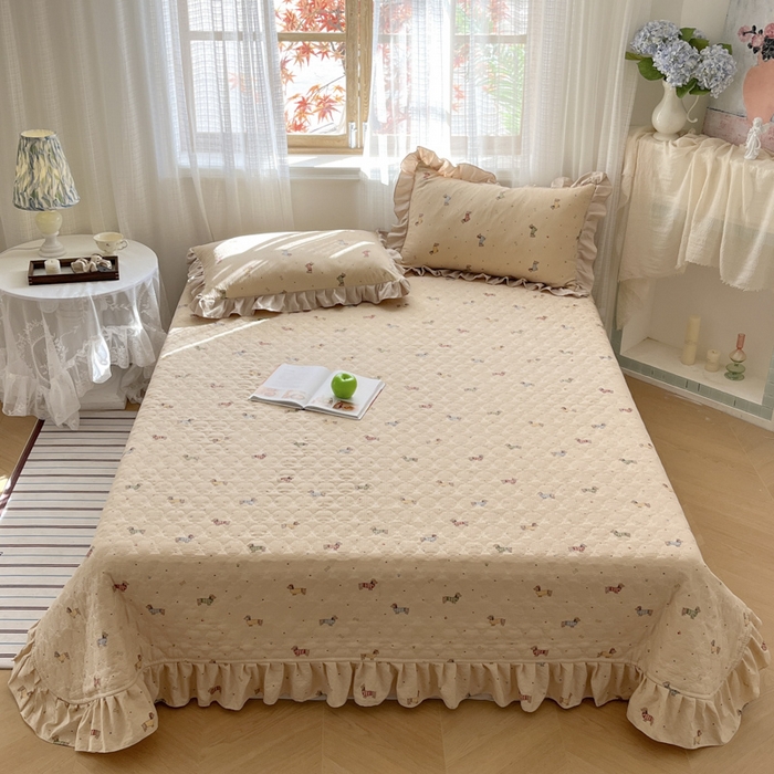 91家纺网 家纺一手货源 找家纺 库里梦家纺 2025网红直播爆款亚麻木棉皱皱纱夹棉床盖 腊肠犬