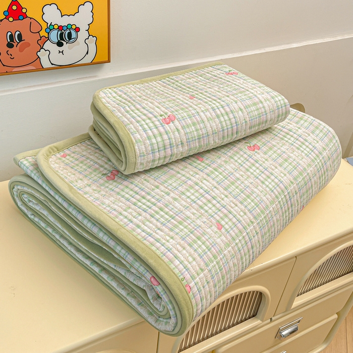 91家纺网 家纺一手货源 找家纺 梵朴 2025新款A类棉加绒一面纯棉一面宝宝婴儿牛奶绒双面可用床盖单品学生床垫炕盖 薄荷糖樱桃