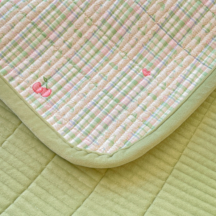 91家纺网 家纺一手货源 找家纺 梵朴 2025新款A类棉加绒一面纯棉一面宝宝婴儿牛奶绒双面可用床盖单品学生床垫炕盖 薄荷糖樱桃