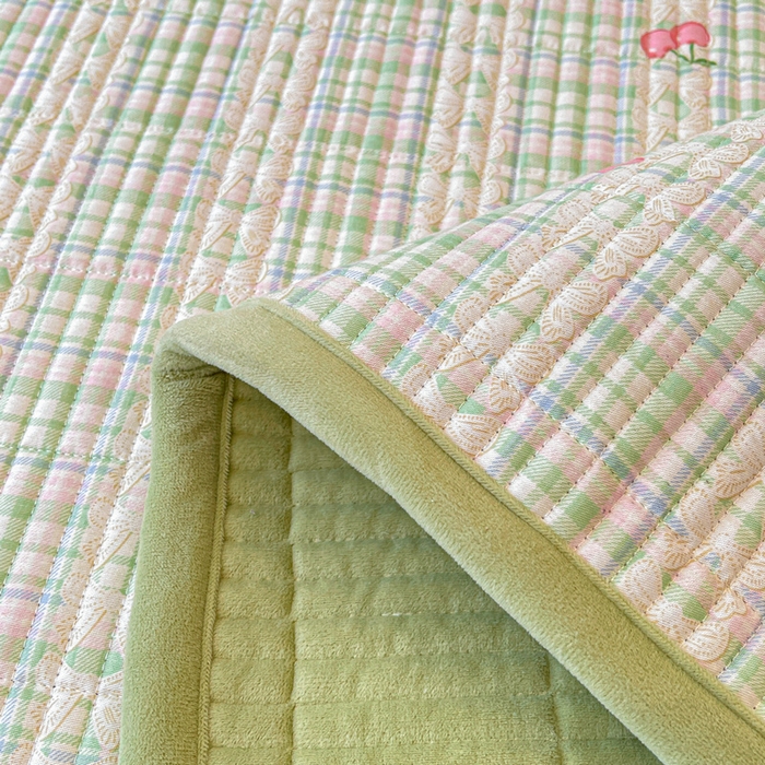 91家纺网 家纺一手货源 找家纺 梵朴 2025新款A类棉加绒一面纯棉一面宝宝婴儿牛奶绒双面可用床盖单品学生床垫炕盖 薄荷糖樱桃