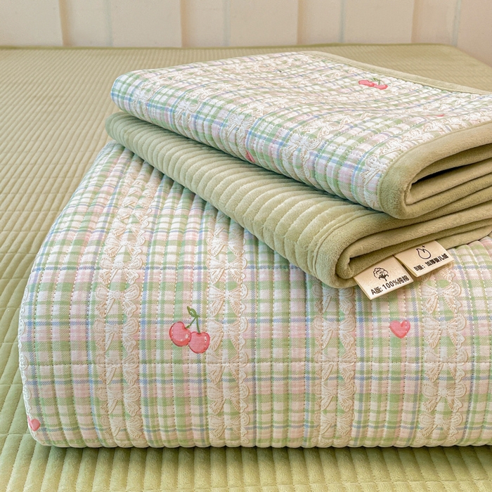 91家纺网 家纺一手货源 找家纺 梵朴 2025新款A类棉加绒一面纯棉一面宝宝婴儿牛奶绒双面可用床盖单品学生床垫炕盖 薄荷糖樱桃