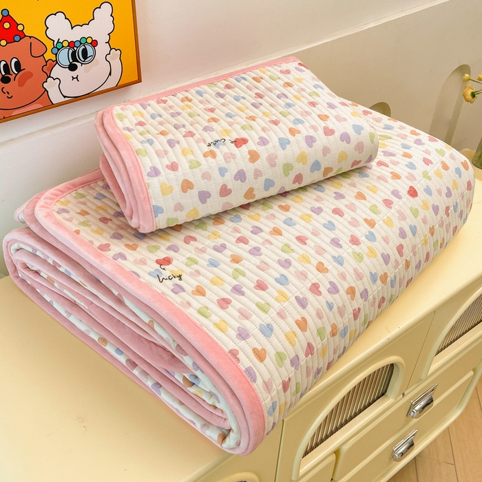 91家纺网 家纺一手货源 找家纺 梵朴 2025新款A类棉加绒一面纯棉一面宝宝婴儿牛奶绒双面可用床盖单品学生床垫炕盖 五彩小爱心