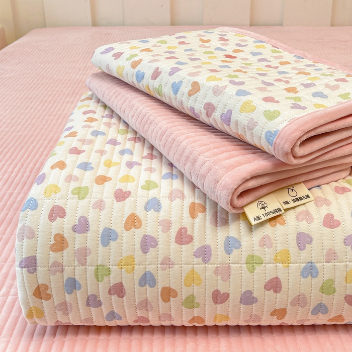 91家纺网 家纺一手货源 找家纺 梵朴 2025新款A类棉加绒一面纯棉一面宝宝婴儿牛奶绒双面可用床盖单品学生床垫炕盖 五彩小爱心